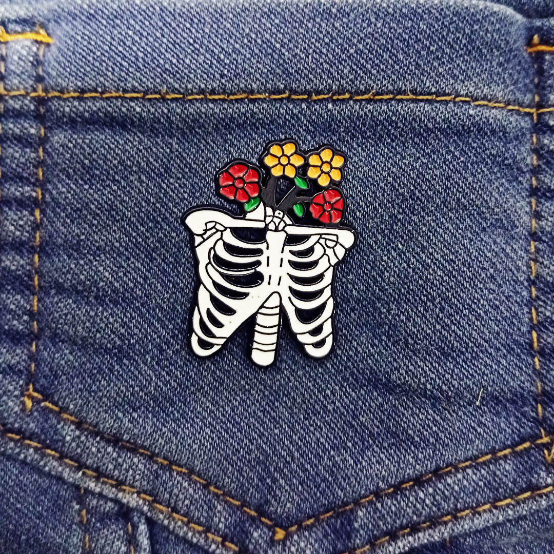 Pin Flores entre huesos