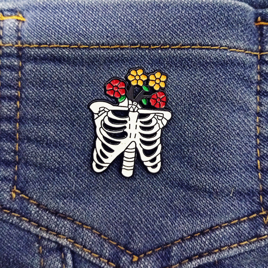Pin Flores entre huesos