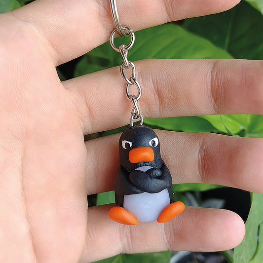 🐧 Llavero Pingüi enojado — Hecho a mano